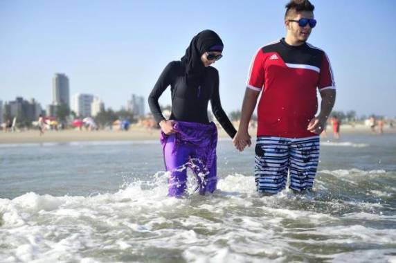 Só agora, aos 20 anos, Hanan curtiu as ondas baterem em seus pés, ao lado do 

marido Muhamad, que ela conheceu quando o jovem foi morar na Palestina para aprender árabe