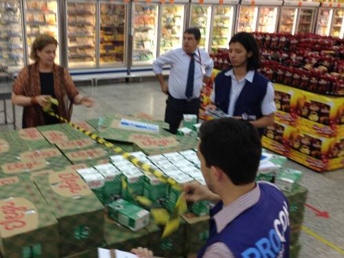 Fiscais do Procon Carioca interditam caixas do leite Elegê em supermercado do Centro do 

Rio sob a coordenação da secretária Solange Amaral