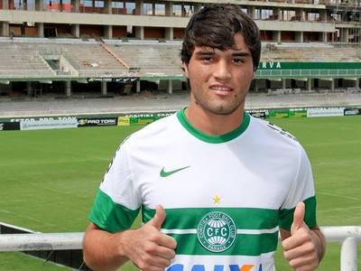 Jogador de 19 anos tem origem no Grêmio e estava no Santos, onde foi pouco 

aproveitado