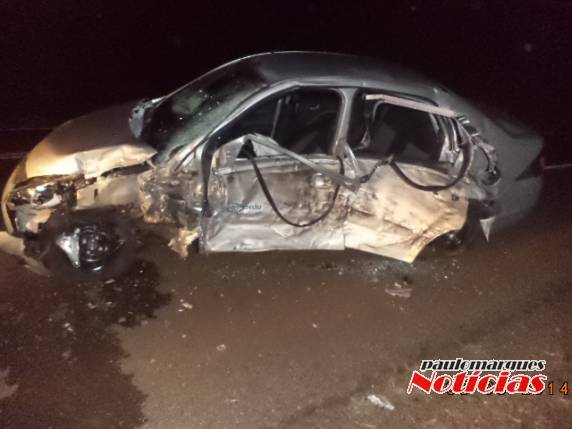 Três instrutores do SENAC RS 

ficaram feridos na colisão de um Fiesta Sedan na lateral de dois caminhões