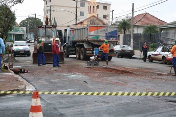 Rede da Corsan estourou um dia depois de a Prefeitura ter asfaltado trecho da Borges Fortes, na fase inicial do programa de recapeamento já iniciado