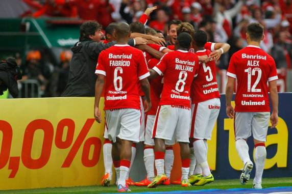 Aránguiz e Cláudio Winck marcaram os gols da vitória colorada no Gre-Nal