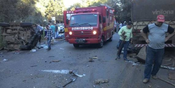 o acidente envolveu um automóvel e uma carreta na localidade de Burro Preto