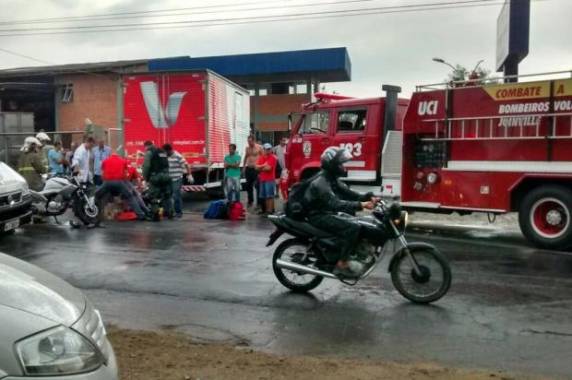 Colisão entre motocicleta e caminhão aconteceu no final da tarde desta quinta-feira