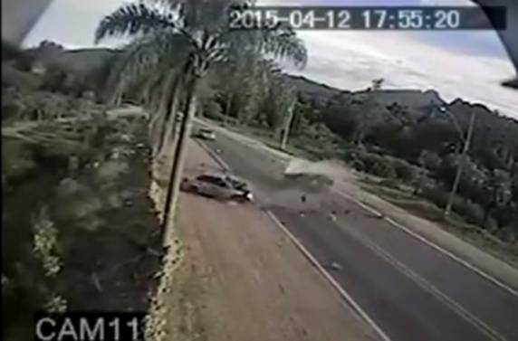 Imagens mostram o momento da colisão frontal entre os dois veículos, que ocorreu no domingo