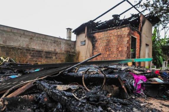 Fogo destruiu parcialmente uma casa no bairro Morro do Meio