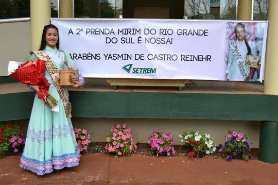 Yasmin de Castro Reinehr recebeu o carinho dos colegas e da direção da escola na manhã desta segunda-feira, 25