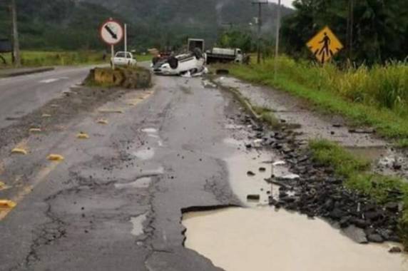 Segundo Polícia Rodoviária Estadual, 

acidente ocorreu por carro desviar de buraco na estrada
