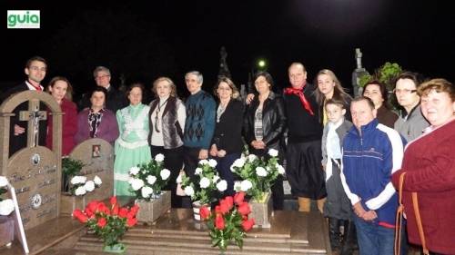 Cerimônia aconteceu na noite desta quinta-feira no Cemitério Municipal 
