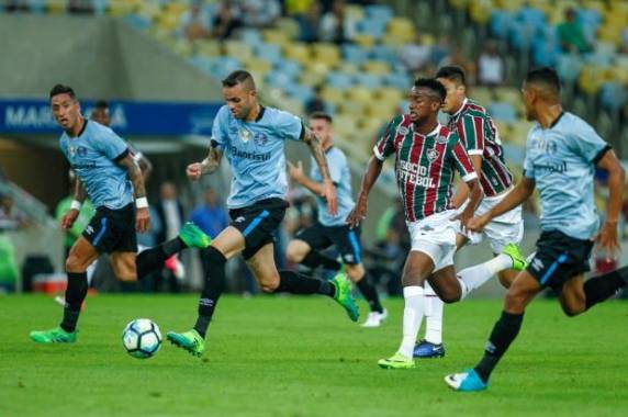 Vitória por 2 a 0 mantém a equipe de Renato Portaluppi a um ponto do Corinthians