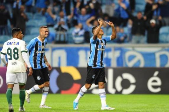 Resultado mantém time de Renato a um ponto do Corinthians antes de confronto direto pela liderança