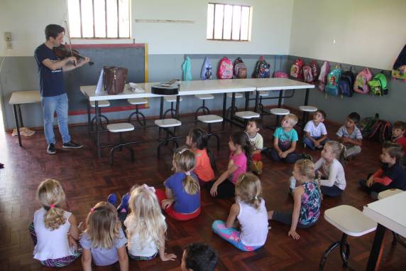 Escola Municipal de Ensino 

Fundamental Bem Viver Caúna iniciou atividades escolares neste dia 21