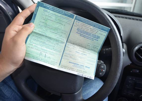 Dirigir veículo com licenciamento vencido é infração gravíssima, passível de multa de quase R$ 300 e sete pontos na Carteira Nacional de 

Habilitação