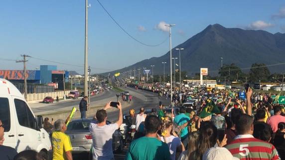 Em Palhoça, milhares se reuniram com bandeiras e camisetas. Criciúma, Itajaí, Joinville e Jaraguá do Sul 

também tiveram protestos nesta tarde