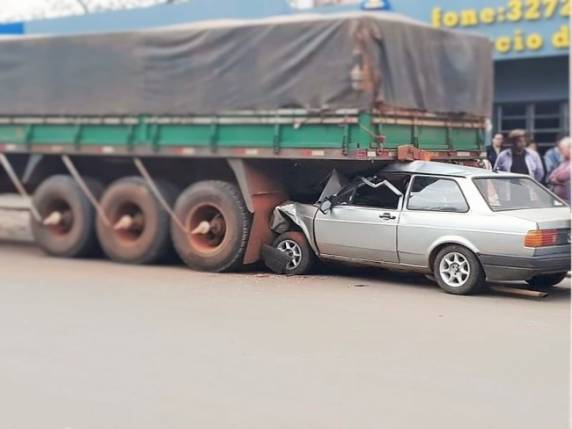 O caminhão 

estava estacionado, quando o condutor perdeu o controle do veículo