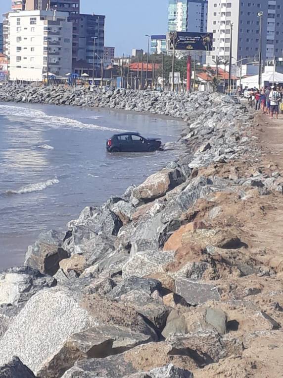 Veículo foi achado na Praia de Gravatá, após cair cerca de 5 metros. Suspeito fugiu