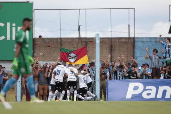 Juninho Capixaba, Marinho, Pepê e Matheus Henrique marcaram na vitória tricolor no Estádio do Vale