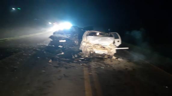 Motorista do Tempra, com placas de Caxias do Sul, morreu no local. No outro veículo, de Pato Branco, no Paraná, estavam quatro pessoas da mesma família. Uma mulher foi levada ao hospital com ferimentos graves