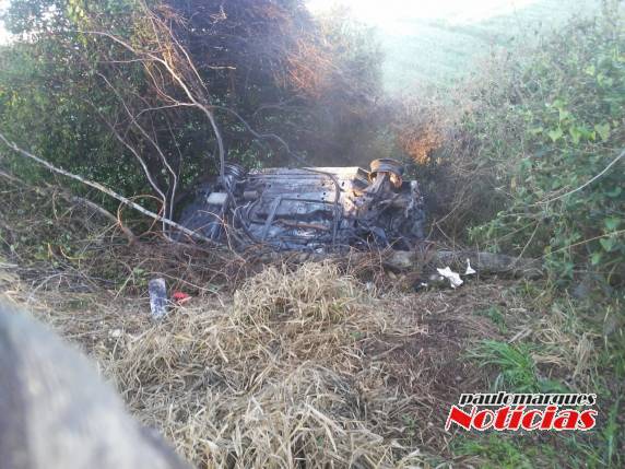 Corpo de Bombeiros contiveram as chamas, mas veículo ficou destruído