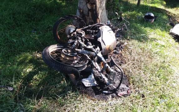 Motociclista morreu no local. Com força do impacto, moto pegou fogo na manhã desta quinta-feira