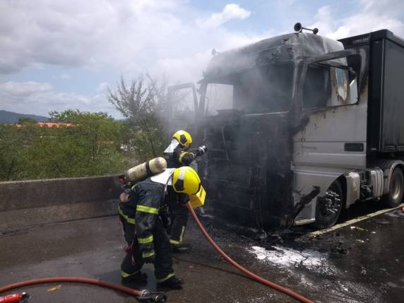 Incêndio iniciou na cabine do veículo e foi contido antes de chegar à carga, de acordo com os bombeiros