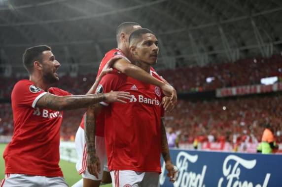 Centroavante peruano e Marcos Guilherme marcaram na vitória por 3 a 0 no Beira-Rio