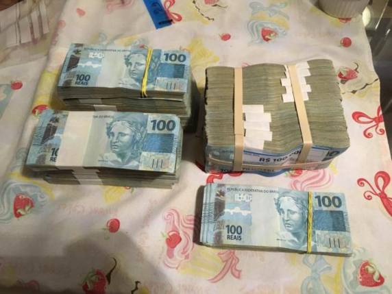 Foram apreendidos 31 veículos e R$ 400 mil em dinheiro