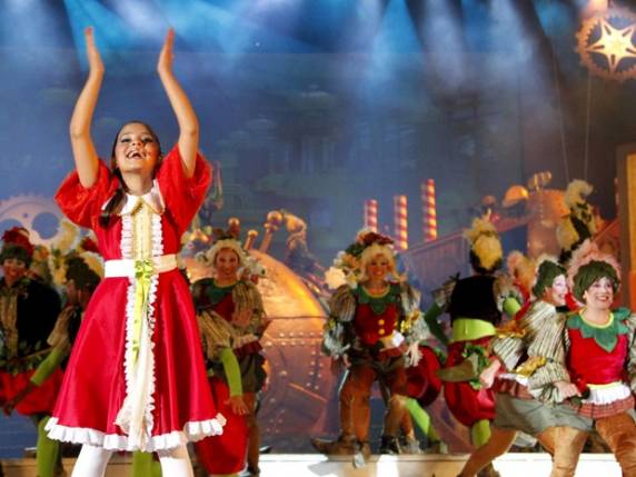 Criança encarna menina Sofia em espetáculo no festival da serra gaúcha.