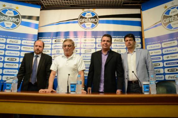 Ex-treinador do Goiás comandará 

equipe na Libertadores e promete avaliação do elenco para 2014.