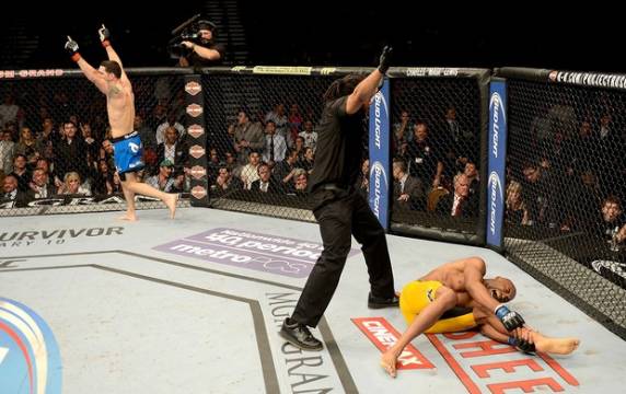 Brasileiro acerta rival com perna esquerda, desaba no ato do golpe e sai de maca do octógono