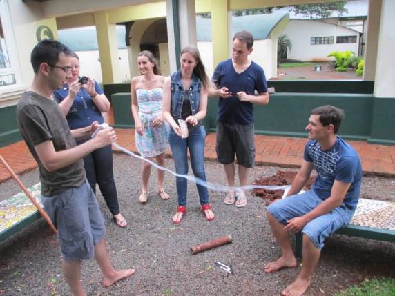 O resgate dos 

sonhos manuscritos pelos estudantes em folhas de papel há dez anos possibilitou o reencontro da Turma CTI2003