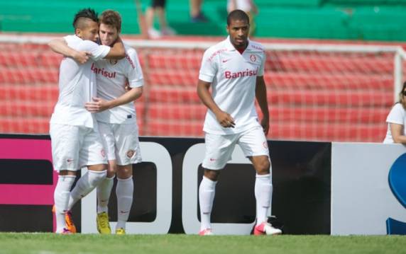 Time do Interior martela quase todo o jogo, mas é vitimado pela pontaria colorada