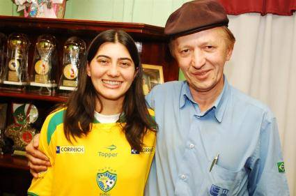 Presidente Diomar com a jogadora, 

há dois anos, quando Luciléia esteve visitando sua família