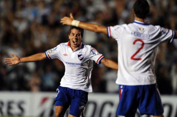 Uruguaios fizeram valer a camisa e venceram 

o Oriente Petrolero por 2 a 0