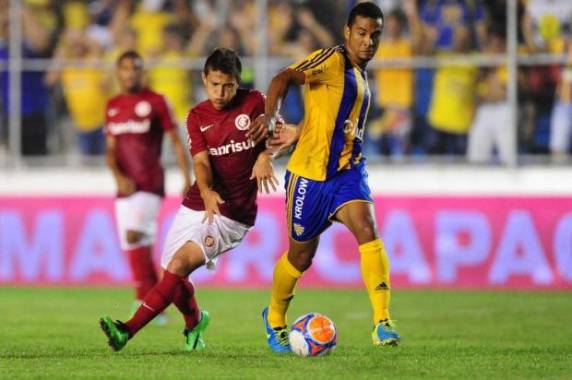 Ernando marca no final da partida, equipe de Abel Braga vence por 1 a 0 e mantém o 100% de 

aproveitamento na competição