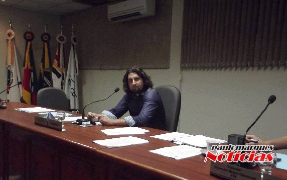 A sessão foi realizada na noite desta 

segunda-feira