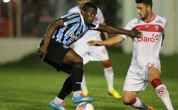 Com um a 

mais, Tricolor gaúcho leva gol aos 43 do segundo tempo no 19 de Outubro