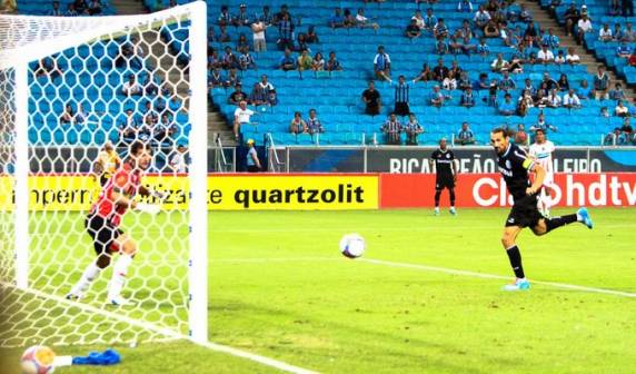 Tricolor adere à campanha contra o racismo e atua com uniforme preto na Arena. Visitantes abrem o placar, mas atacante marca duas vezes de cabeça no 3 a 1