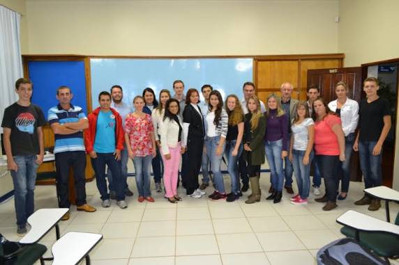 Alunos foram recebidos na Unidade Três de Maio na presença da direção e da 

coordenação do curso