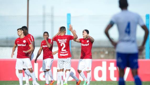 Após polêmica sobre jogo longe do Beira-Rio, Colorado 

atua em ritmo lento no Vale e conta com dois gols e assistência do chileno para suplantar Cruzeiro-RS