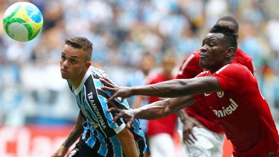 Luan, do Grêmio, briga pela bola com Paulão: zagueiro do Inter é alvo de insultos racistas ao fim do clássico