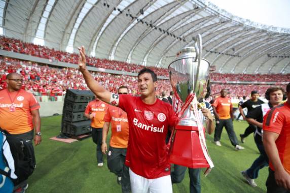Camisa 10 colorado 

marcou os gols da vitória por 2 a 1, Fernández descontou para os uruguaios