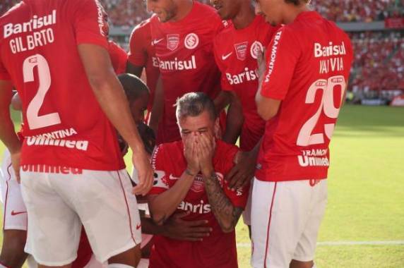 Camisa 10 colorado 

marcou os gols da vitória por 2 a 1, Fernández descontou para os uruguaios