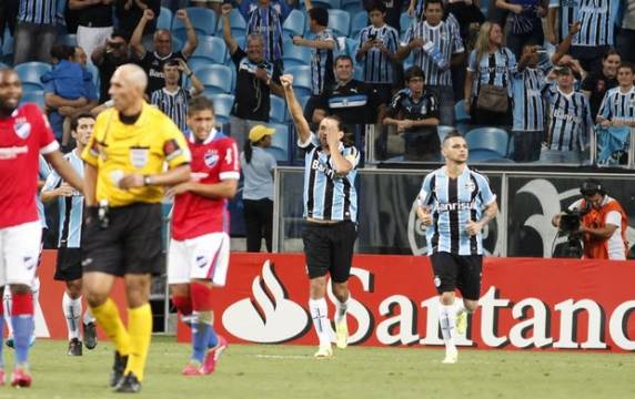 De pênalti, Barcos decreta a vitória gremista na Arena, ainda no 1º tempo. Tricolor fecha a fase de grupos com segunda melhor campanha geral