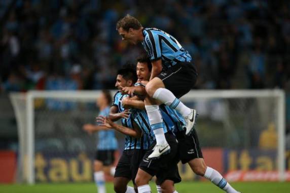 De camisa nova, gremistas fizeram 2 a 1 com gols de Alán Ruiz e Lucas Coelho na primeira etapa
