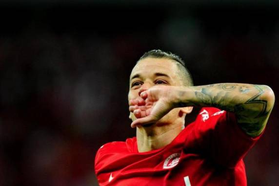 Dois a um sobre o Atlético-PR e tropeço do Goiás deixa o Colorado na ponta