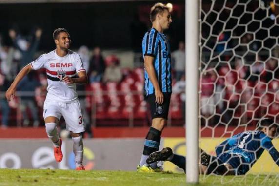 Lucão marcou o gol do jogo que pode fazer os gremistas caírem para sétimo lugar no 

Brasileirão