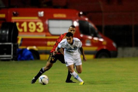Tricolor para no time pernambucano e não sai do zero na Ilha do Retiro