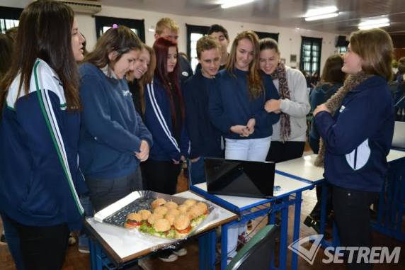 Além de possibilitar a visualização de objetos característicos, muitos alunos trouxeram pratos típicos da 

culinária dos países estudados para distribuir aos visitantes