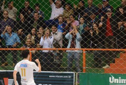 A noite era fria em São Luiz Gonzaga, mas o público estava quente no Caldeirão Missioneiro. Eufóricos eles viram a AGSL vencer por 5 a 2 a 

ASSAF e garantir o seu lugar nas quartas de final da Série Ouro.